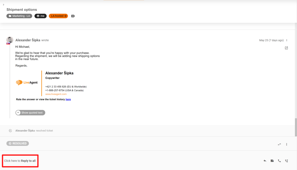 Et bilde som viser en endring i plasseringen av knappene Svar og Svar til alle i LiveAgent-systemet