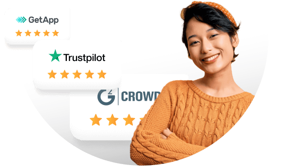 Smilende kvinne med belønninger ved siden av henne.