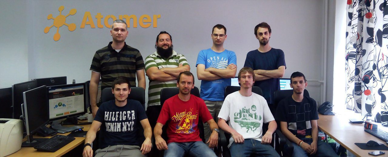 Atomer-team som arbeider med LiveAgent